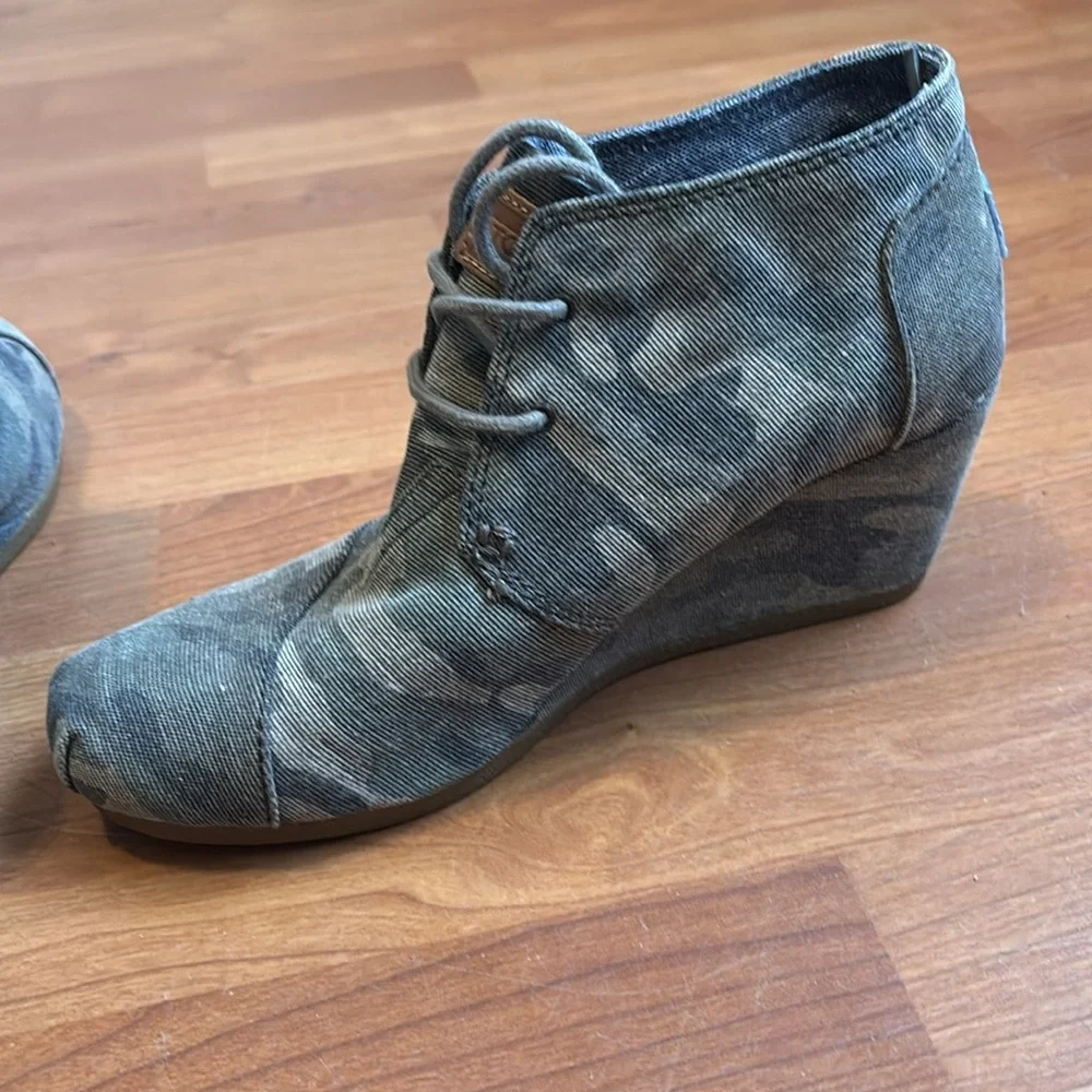 Toms | Camouflage Wedge Lace Shoes | Comfortable | Camo Styles | Size 7.5